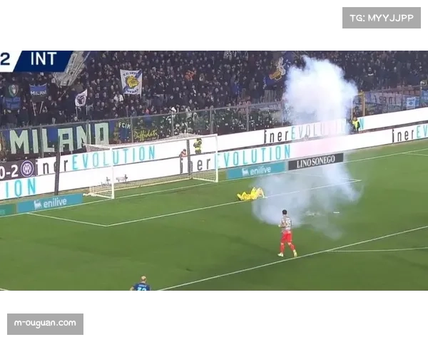 比赛因球迷投掷烟火中断15分钟,主裁判警告可能取消比赛 比赛因球迷投掷烟火中断15分钟,主裁判警告可能取消比赛